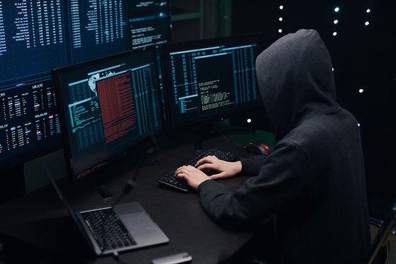 晒上亿年薪引FBI调查 顶尖量化基金中国员工在美被诉证券欺诈｜新型诈骗启示录之投资篇