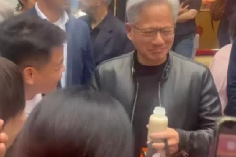 黄仁勋一身皮衣逛北京买蜜雪冰城 喝豆汁后问“这什么东西”