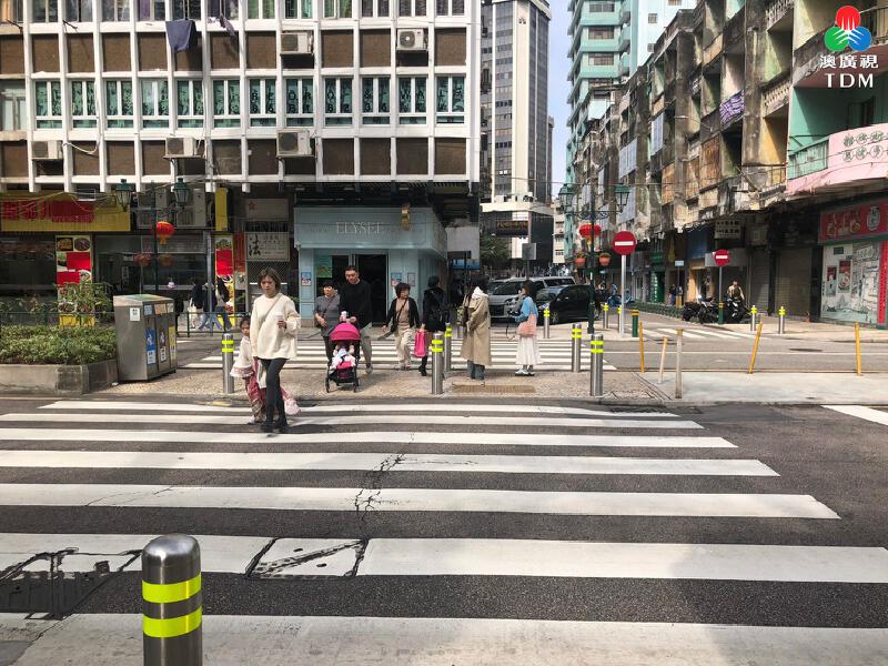 邊過馬路邊用手機擬罰300元