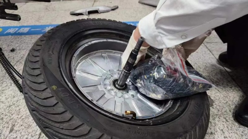 車胎藏11600張SD卡！男子推電單車由香港沙頭角入境內地遭截獲