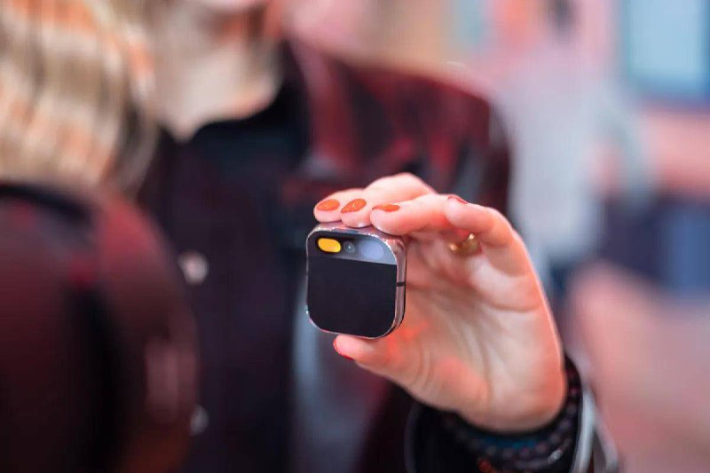 首批现场体验 AI Pin 的人：为什么我不换台手机呢？