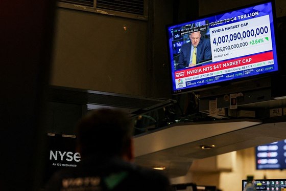 英伟达市值首次突破4万亿美元 超越微软成为全球第一大科技公司
