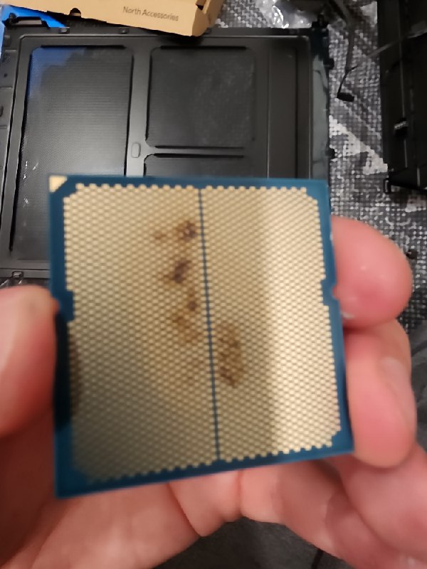 AMD Ryzen 7 9800X3D 燒毀首例現身，主機板 CPU 插槽也燒黑 - 電腦王阿達