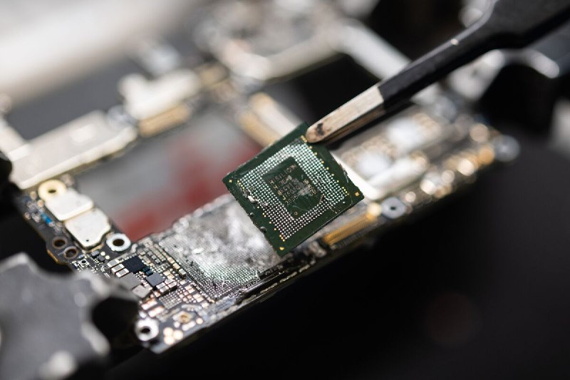 US Urges Allies to Squeeze China Further on Chip Technology