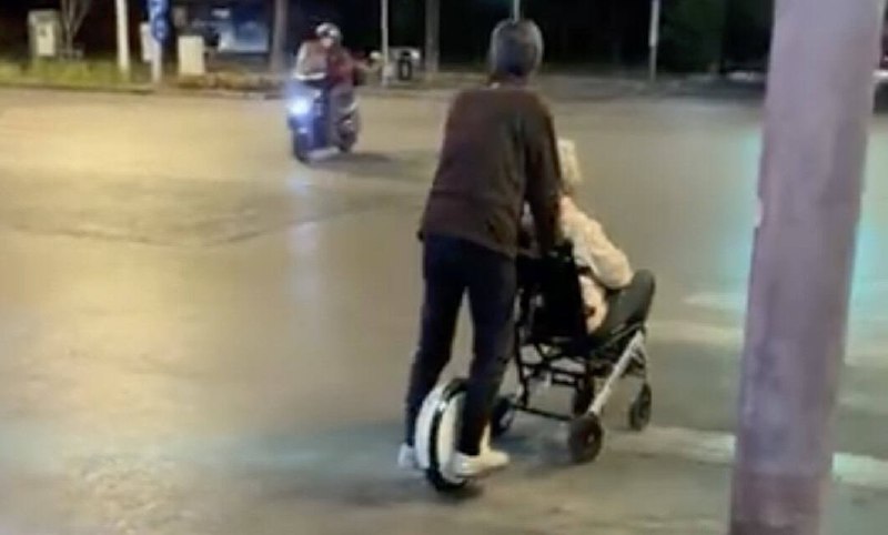 中國老人家活用「風火輪」　輪椅開到超高速