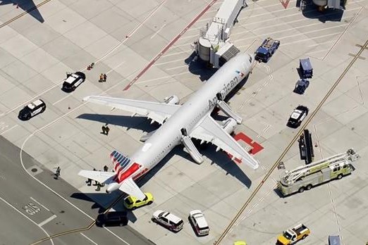 電腦鋰電池過熱冒煙 飛機旅客緊急逃生