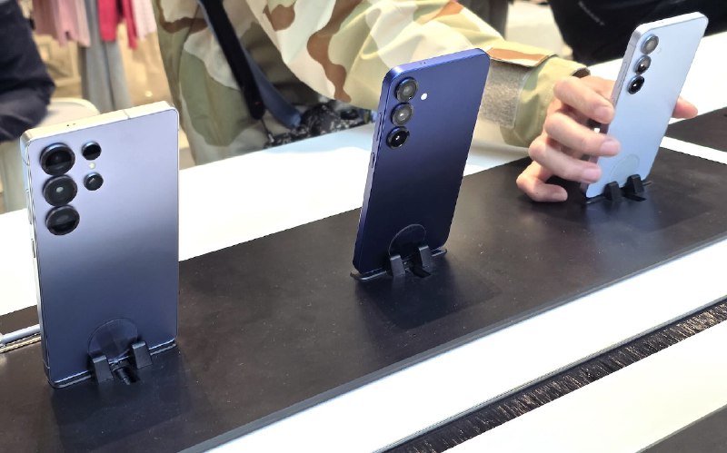 Galaxy S26 系列仍不內建 Qi2 磁吸？原廠殼出現磁吸與非磁吸版本