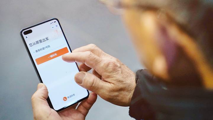不只是「大字体」，春节回家别忘了给爸妈装上这 7 款适老化 App