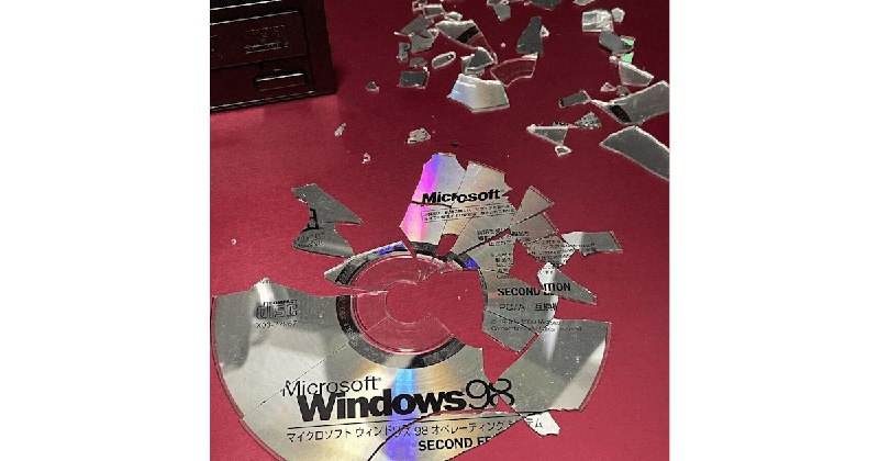 Windows 98 光碟突然碎裂，數位遺產保存的無奈 #光碟機 (226146) - Cool3c
