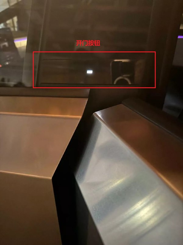 特斯拉 Cybertruck 车门设计存在安全隐患，乘客手指被夹伤Cybertruck 没有门把手，而是使用开门按钮，其前门按钮恰好位于前后车门之间