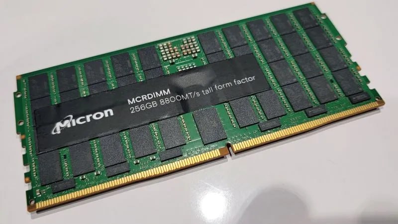 美光展示 256GB 的 DDR5-8800 MCRDIMM 内存模块，功耗约 20W