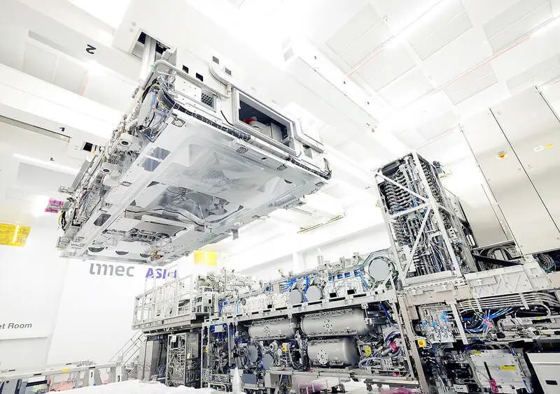 ASML 首次公开展示 High NA EUV 光刻机2月10日，ASML 在荷兰总部向媒体展示新一代 High NA EUV 光刻机 Twinscan EXE:5000