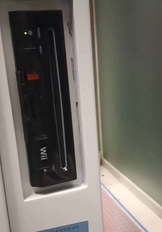 广州一中学花近5万买破解Wii，号称智能互动情绪宣泄仪广州市铁一中学花46500元购置一台“智能互动情绪宣泄仪”，实际上却是 任天堂 Wii 游戏机 加一个屏幕
