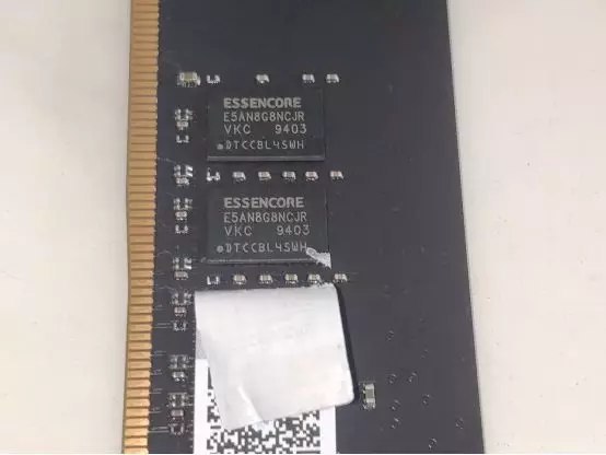 关于科赋（KLEVV）CJR系列内存条颗粒问题的警告整理自电脑吧评测室 · Code Yuri/YE7349113251.科赋于12月开始陆续将“海力士原厂CJR颗粒（SK Hynix），角标为DTBM”更换为“ESSENCORE CJR，角标为DTCC”；2.据Code Yuri描述，该批DTCC颗粒，为非原厂标海力士AFR颗粒，而此前，该系列内存条为海力士CJR颗粒（部分原厂），且丝印对应；3.非原厂丝印的科赋内存，丝印编号没有科赋官方说明，只能根据民间总结经验，以角标DTCC作为颗粒是否为真海力士CJR颗粒的依据；4.此类非真CJR颗粒，日常使用不存在影响，影响在于超频时的时序控制（在高时序的情况下可以达到4400MHz，但是在较低频率下时序同样很高，与真品“CJR”颗粒相差较大）5.部分开车店家愿意无条件将DTCC角标颗粒科赋内存更换为DTBM角标颗粒科赋内存，请根据需要进行更换原文：