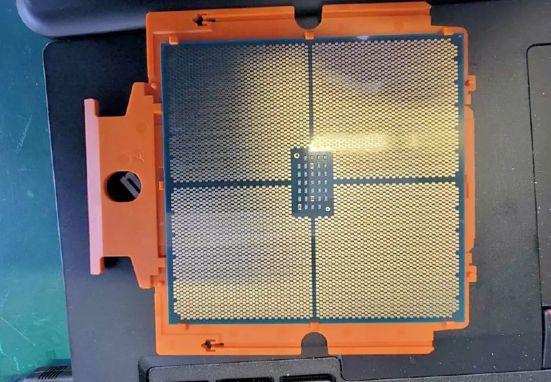 AMD EPYC Genoa Server CPU、带散热器的SP5插座特写照曝光