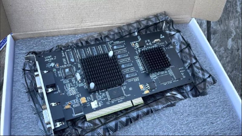 搭载 Voodoo 和 PowerVR 显示芯片的重制显卡，将老硬件带入现代 PC近日，一位名为 Michael Dale 的油管主拿到了一块特别的显卡，上面有两间不同厂商的显示芯片，分别是Voodoo 3 3500和PowerVR PCX2