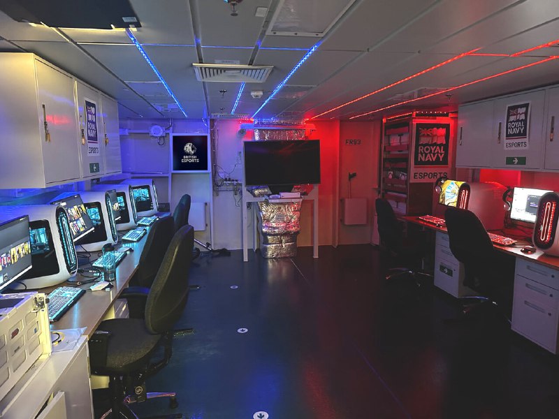 英国威尔士亲王号航空母舰迎来新“装备”：12 台 Alienware 游戏台机