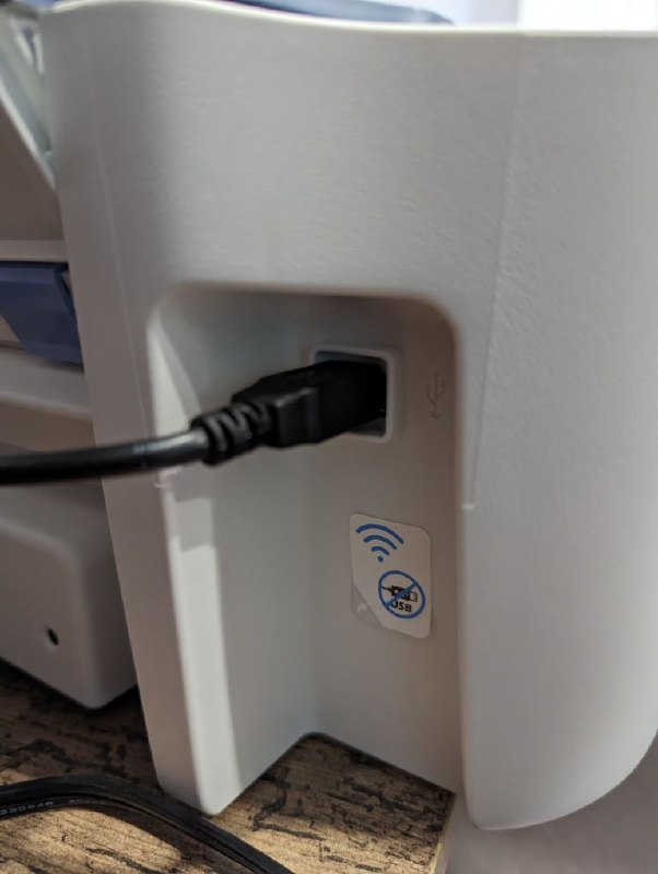 惠普声称无线打印机没有 USB 接口：只用一张贴纸藏住根据社交媒体 Mastodon 用户 netspooky 称，他在购买了一台声称“没有 USB 仅能通过 WiFi 连接”的 惠普 打印机 后，因为不想被惠普“逼着”在电脑上下载官方软件并因此受到各种约束，找到了一些方法绕过软件进行打印