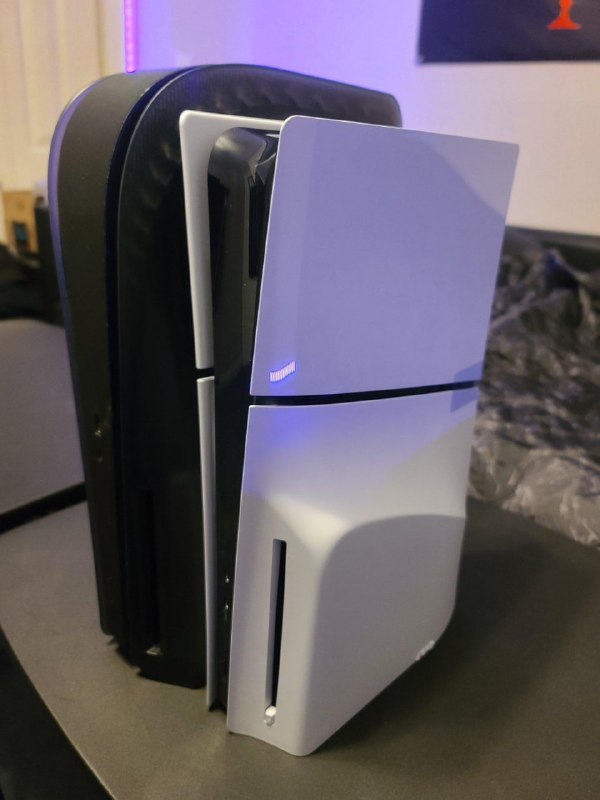 索尼 PS5 Slim 游戏主机对比实物图曝光 疑似证实可拆卸光驱需联网使用