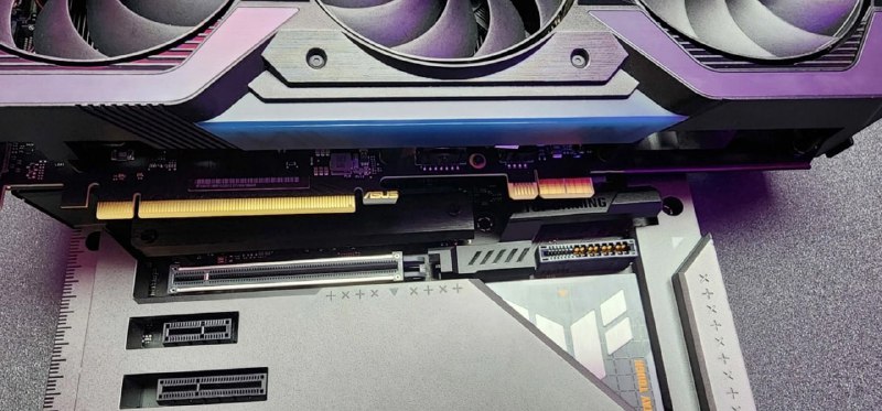 华硕推出首款不需要外接供电的 RTX 4070 概念显卡，使用专有接口