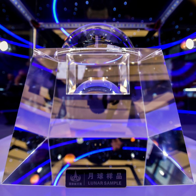 我国两份月球样品在南京展出，这次终于能看清楚了相比此前在北京国博的展品，南京的月球样品更换了全新的容器，可以清晰看到土壤的细节