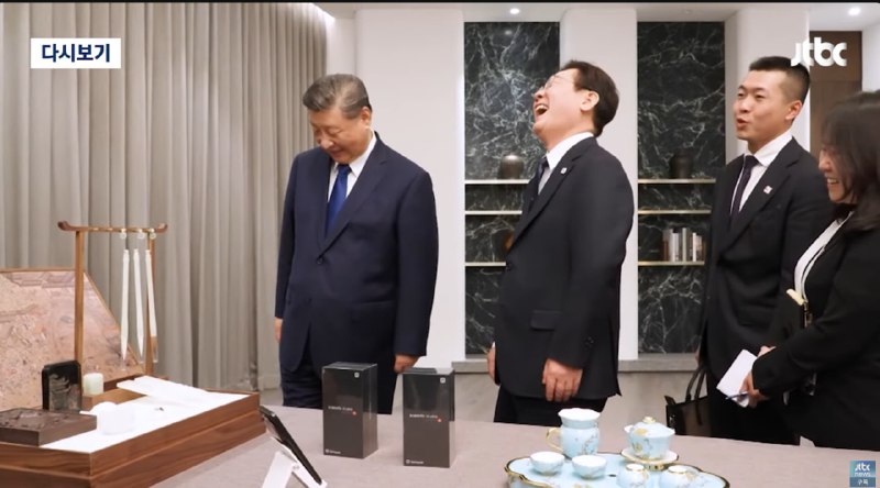 慢讯？：中韩领导人apec互换礼物，我国向李在明赠送小米手机“这是小米手机，赠送给你和你夫人”“这个通信安保怎么样”“你可以看看有没有后门儿”一阵强劲的笑声响起=============？？？？