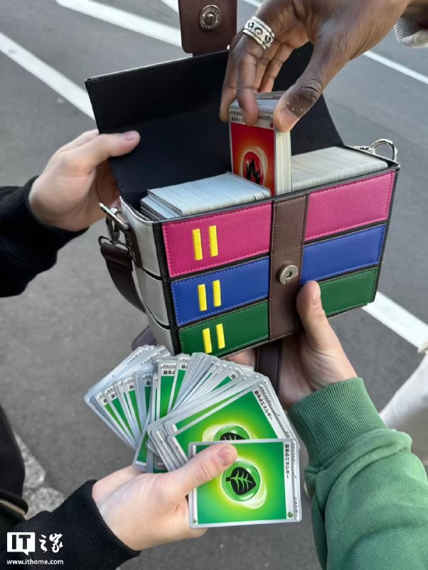 WinRAR 官方手提包周边再次开售压缩软件 WinRAR 在今年 2 月时宣布与制造商 Tern 进行联动，推出 WinRAR 主题手提包，迅速售罄，目前再次上市，定价为 150 美元，相当于购买五份正版 WinRAR 软件，支持全球 DHL 邮寄，今年 9 月发货