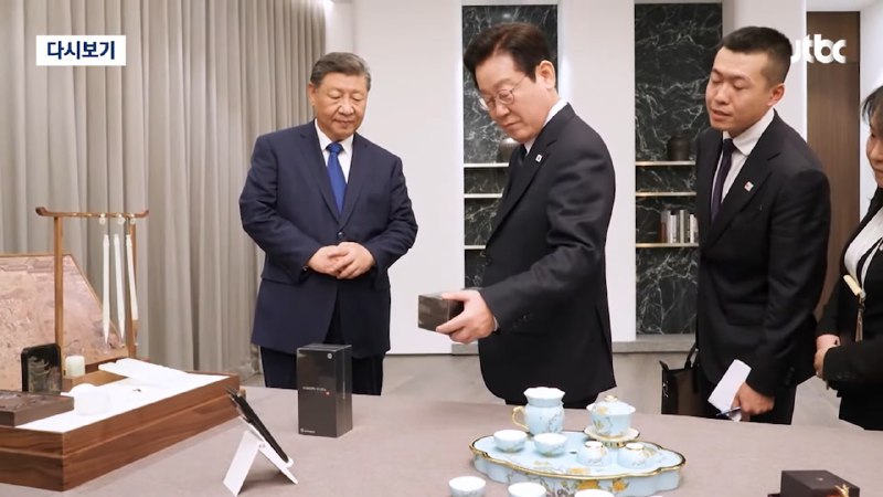 慢讯？：中韩领导人apec互换礼物，我国向李在明赠送小米手机“这是小米手机，赠送给你和你夫人”“这个通信安保怎么样”“你可以看看有没有后门儿”一阵强劲的笑声响起=============？？？？