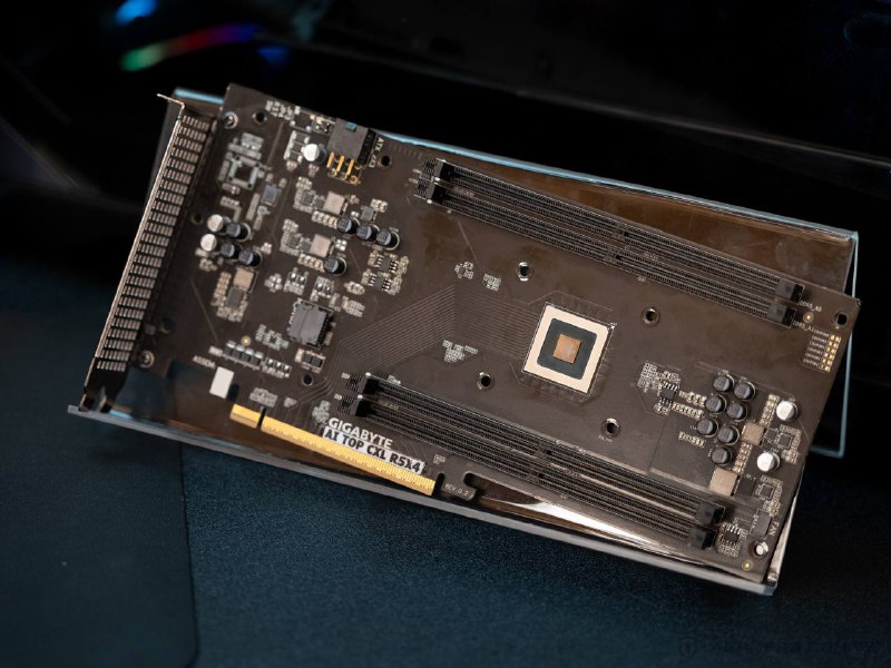 CXL 进入工作站：技嘉展示配备内存扩展卡的 AMD 锐龙线程撕裂者平台这张 AI TOP CXL R5X4 内存扩展卡共提供了 4 条内存插槽，拥有 PCIe 6Pin 供电，拥有一颗主动散热风扇，核心则是 Microchip 微芯提供的 SMC 2100 智能内存控制器