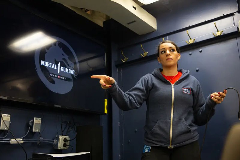 英国威尔士亲王号航空母舰迎来新“装备”：12 台 Alienware 游戏台机