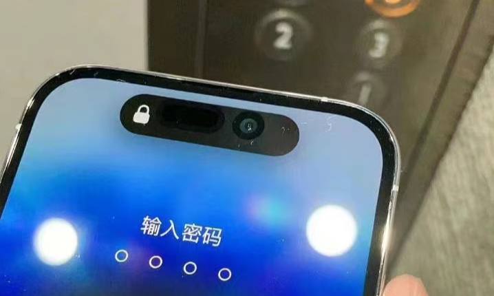 苹果 iPhone 14 / Pro 今日发售，用户发现 灵动岛 存在色差