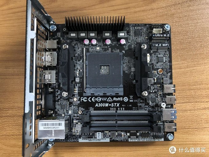 哪位买了 DeskMini X300 的可以把贴纸撕下来看看……我严重怀疑直接编程器把 X300 的 BIOS 刷进去 A300 就能亮了
