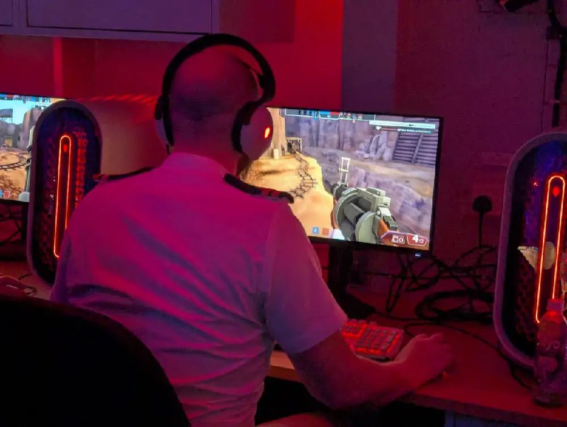 英国威尔士亲王号航空母舰迎来新“装备”：12 台 Alienware 游戏台机
