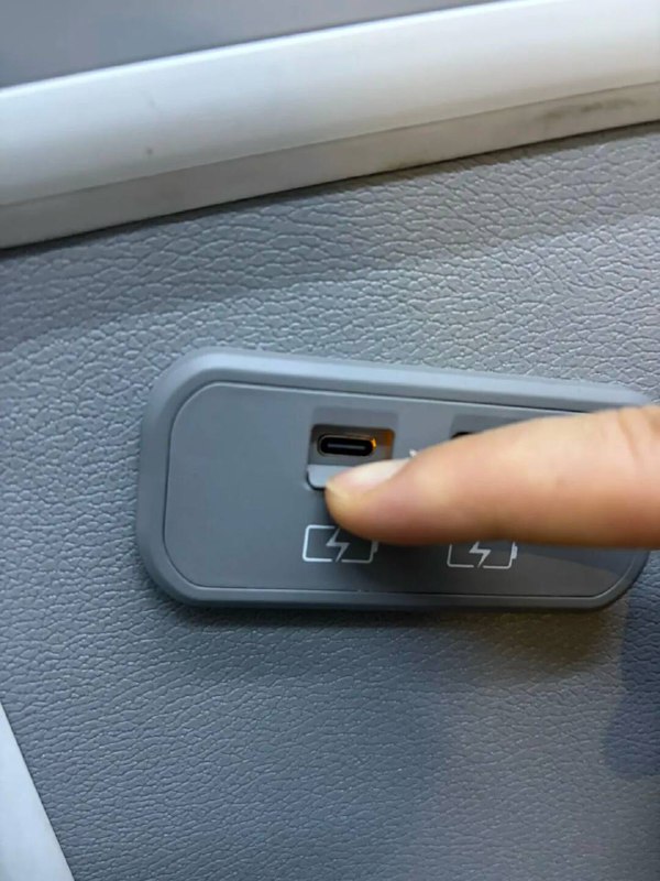 深圳公交变身“移动充电宝”，出行体验拉满