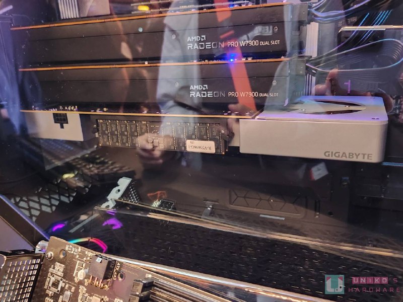CXL 进入工作站：技嘉展示配备内存扩展卡的 AMD 锐龙线程撕裂者平台这张 AI TOP CXL R5X4 内存扩展卡共提供了 4 条内存插槽，拥有 PCIe 6Pin 供电，拥有一颗主动散热风扇，核心则是 Microchip 微芯提供的 SMC 2100 智能内存控制器