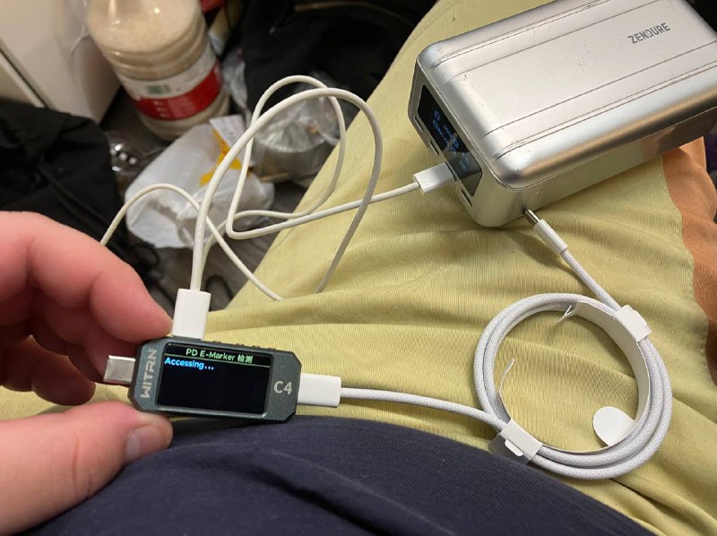 实测缩水：iphone 15 送的一米 c2c 编织线相比之前的同款非编织版去掉了5A emarker