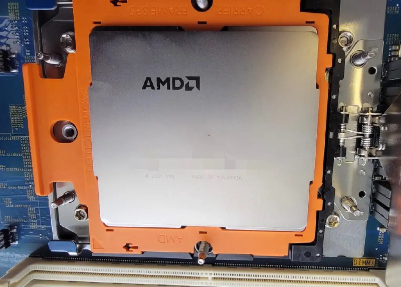 AMD EPYC Genoa Server CPU、带散热器的SP5插座特写照曝光