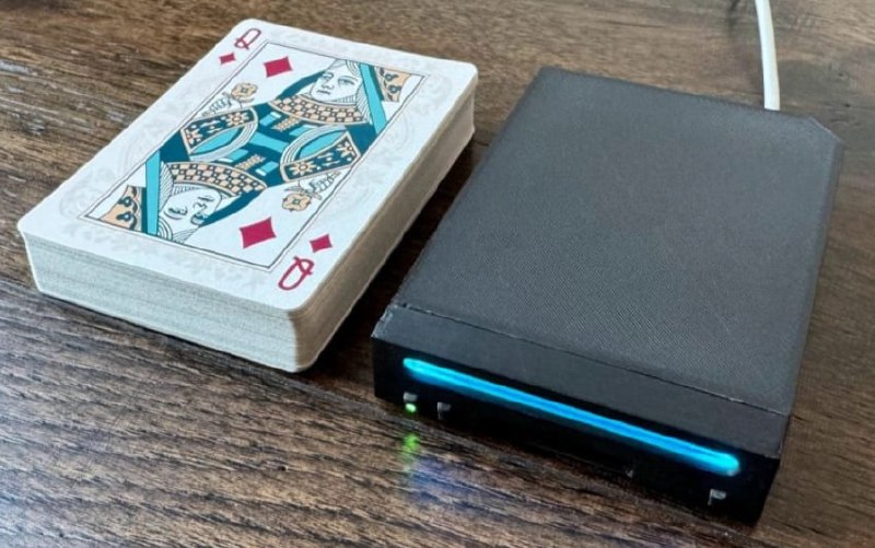 把任天堂 Wii 缩小到只有一副扑克牌大小，改装者推出 Short Stack 游戏机
