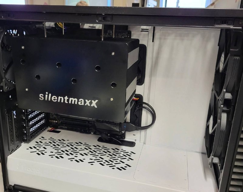silentmaxx 推出Titan 被动式散热器：重 2050 克、7 根 6mm 热管，可驾驭 145W CPU