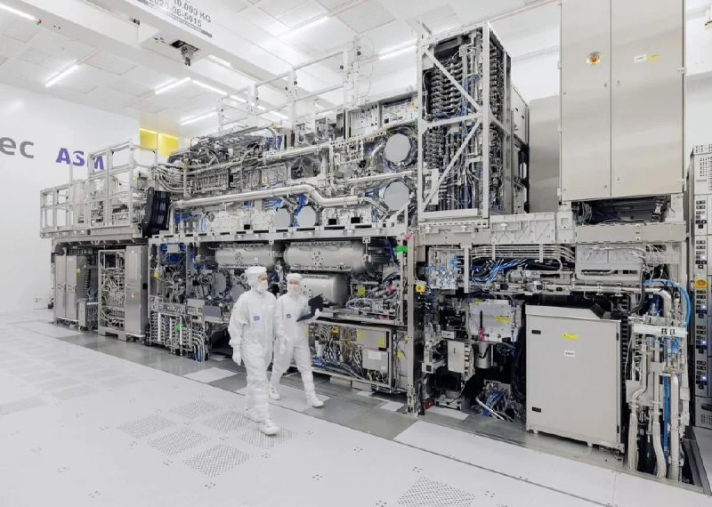 ASML 首次公开展示 High NA EUV 光刻机2月10日，ASML 在荷兰总部向媒体展示新一代 High NA EUV 光刻机 Twinscan EXE:5000