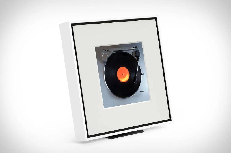 三星展示 The Music Frame：把扬声器变为艺术品三星 The Music Frame 的外观就是一个艺术相框，用户可以塞入照片或者画作，装饰到墙壁上，以达到美观的目的