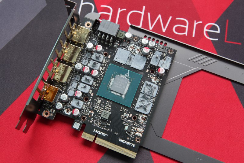 技嘉双风扇 RTX 5060 Ti 显卡使用紧凑 PCB，金手指减半只有 PCIe x8