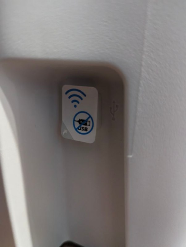 惠普声称无线打印机没有 USB 接口：只用一张贴纸藏住根据社交媒体 Mastodon 用户 netspooky 称，他在购买了一台声称“没有 USB 仅能通过 WiFi 连接”的 惠普 打印机 后，因为不想被惠普“逼着”在电脑上下载官方软件并因此受到各种约束，找到了一些方法绕过软件进行打印