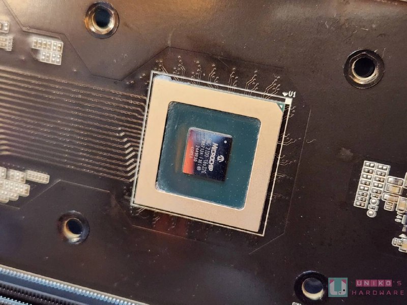 CXL 进入工作站：技嘉展示配备内存扩展卡的 AMD 锐龙线程撕裂者平台这张 AI TOP CXL R5X4 内存扩展卡共提供了 4 条内存插槽，拥有 PCIe 6Pin 供电，拥有一颗主动散热风扇，核心则是 Microchip 微芯提供的 SMC 2100 智能内存控制器