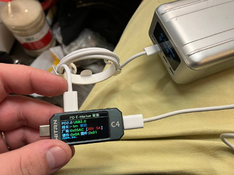 实测缩水：iphone 15 送的一米 c2c 编织线相比之前的同款非编织版去掉了5A emarker