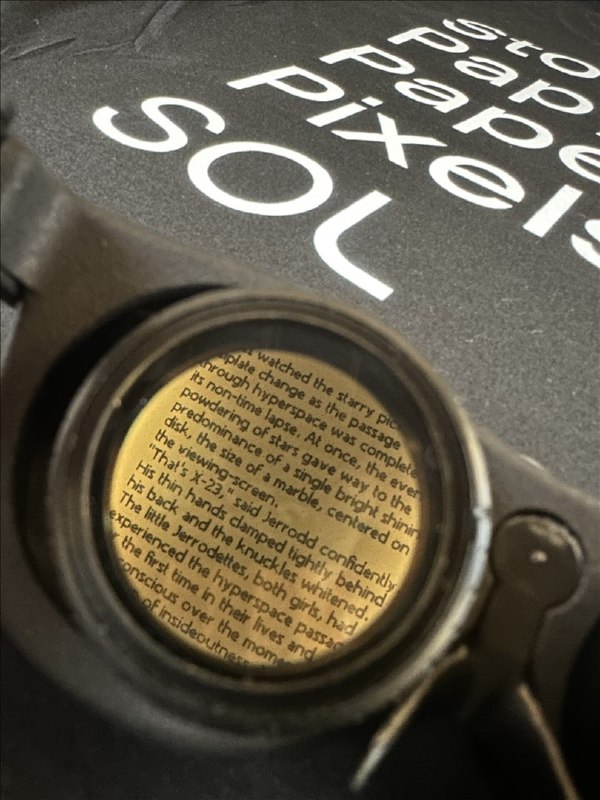 CES 2023：Sol Reader 是一台 VR 电纸书，能让你躺平阅读两块电子墨水屏，Pancake透镜