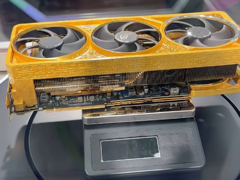 5kg 真金打造 500 万元“卡皇”，华硕展示 ROG 夜神 RTX 5090 D 黄金显卡