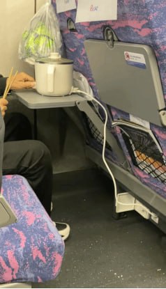 乘客在高铁上用电煮锅，12306 回应“可携带但禁止使用”